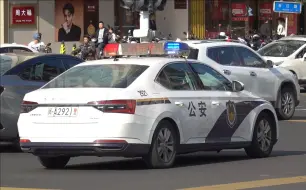 Video herunterladen: 【出警】福州台江警方速派警车CODE 2闪灯出车巡逻中