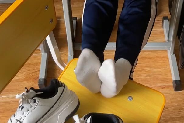 教室里的脏脏雪糕 (白袜 这腿型和足弓太美了!)第十一部!