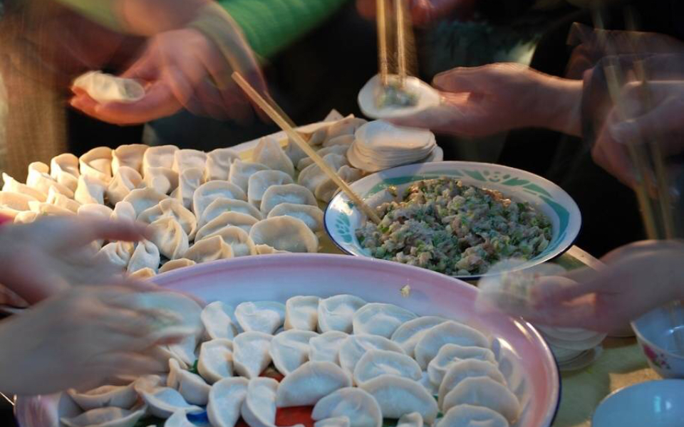 家人一起包饺子