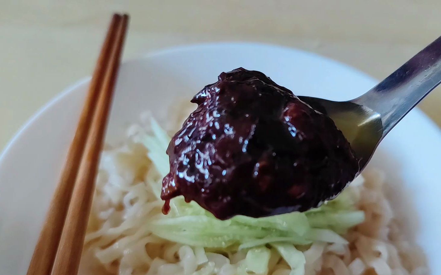 开一瓶老饭骨的葱油炸酱,尝尝看到底是什么味道