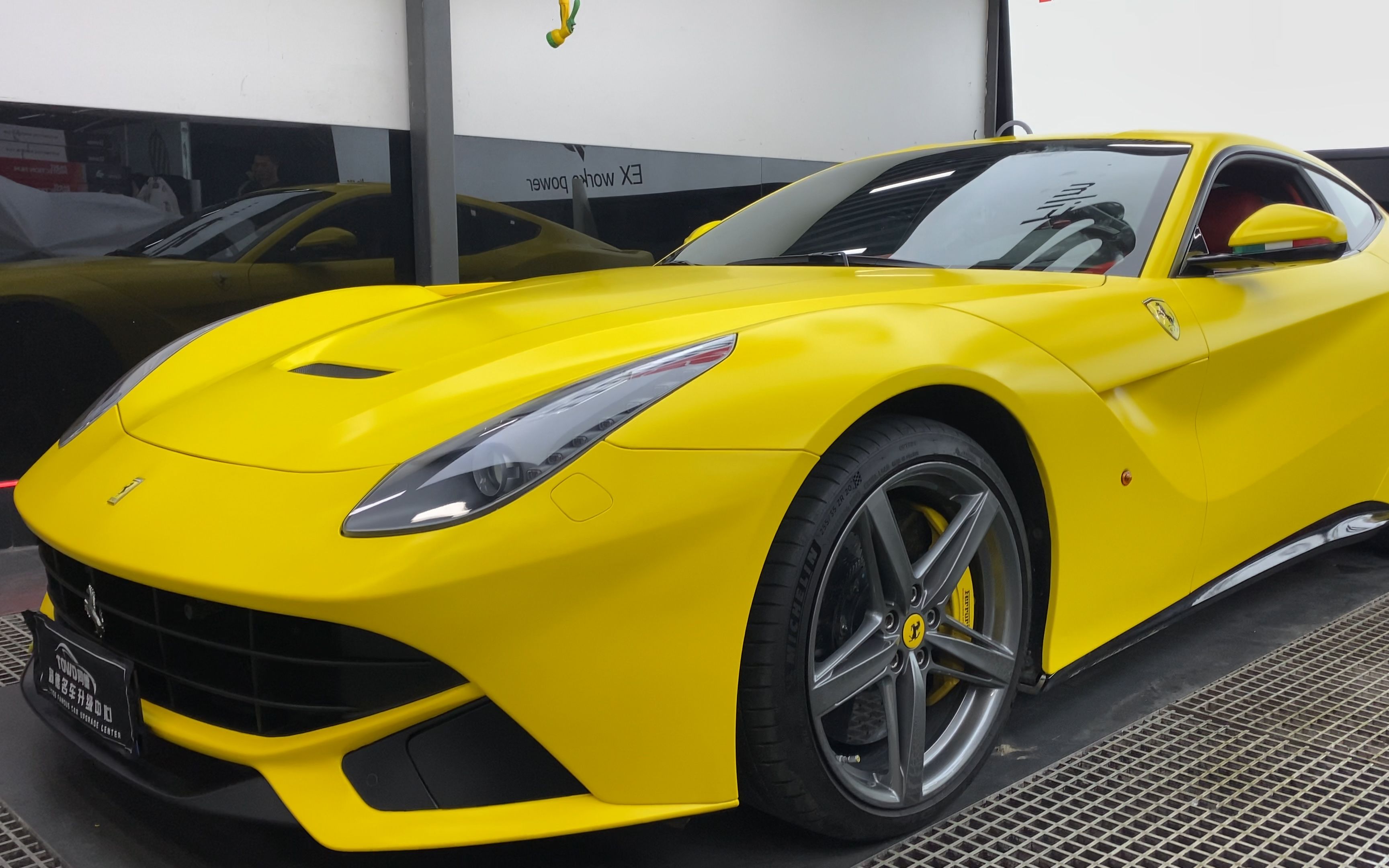 【上海同德】法拉利 f12 改色 艾利丹尼森-陶瓷黄_哔哩哔哩 (゜-゜)つ