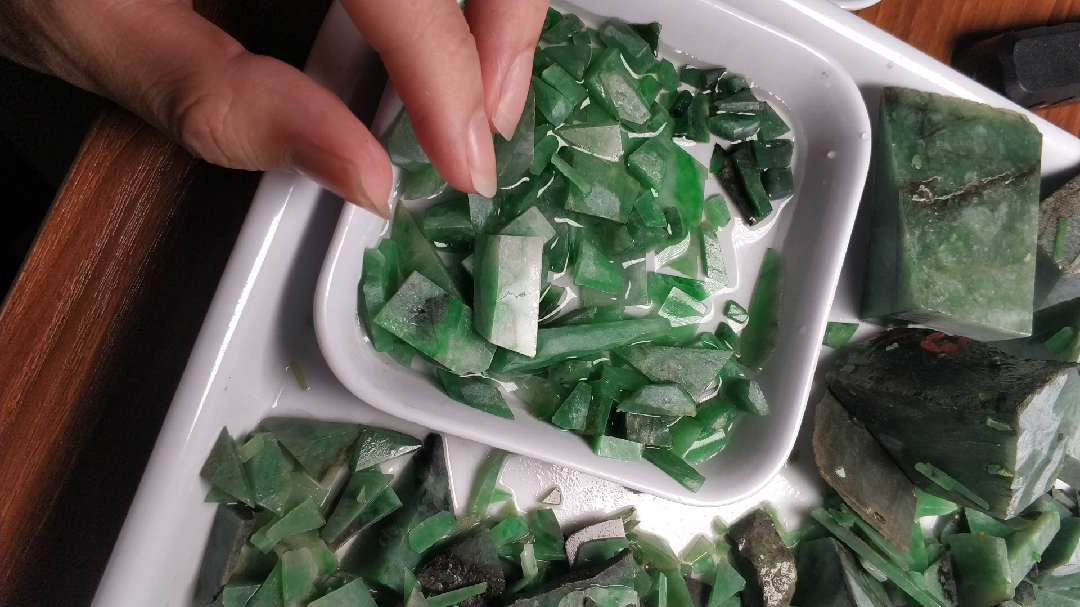 一个翡翠原石经过大工程取件所剩下的碎料