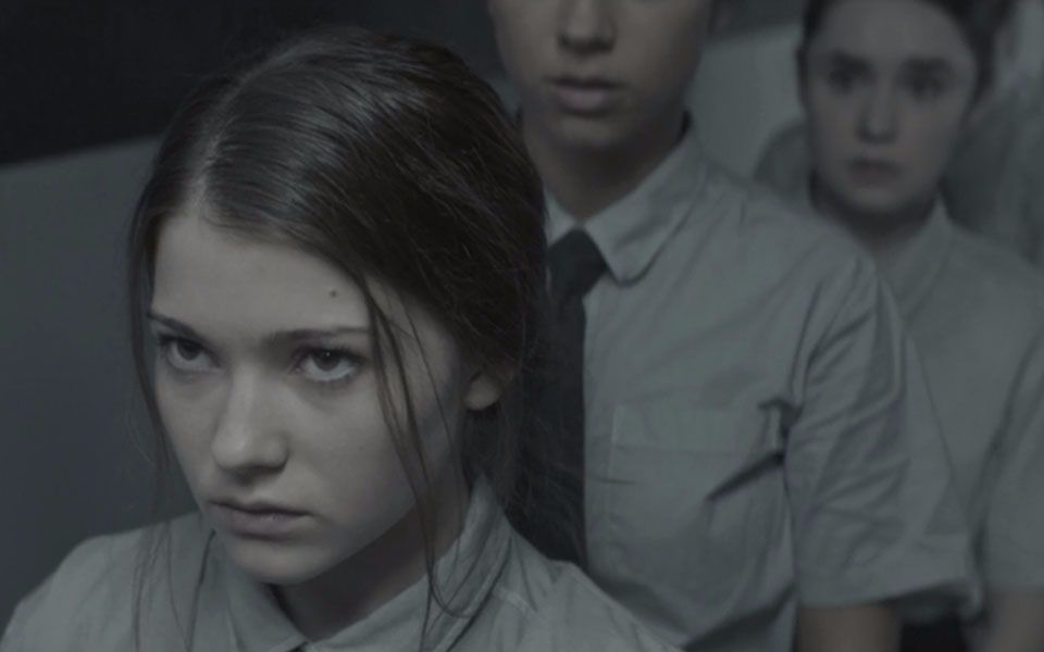 【扁豆】少女被囚禁在学校,16年不准出去,背后的交易太可怕了《芳龄16