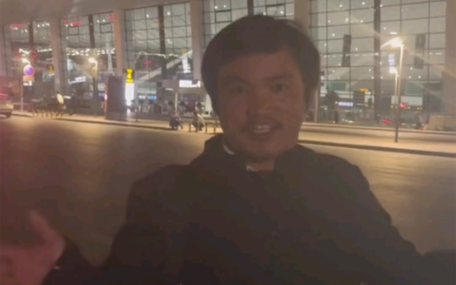 贵州梅西皮香远已到达河南郑州,他让全国的粉丝网友替他转告武僧一龙