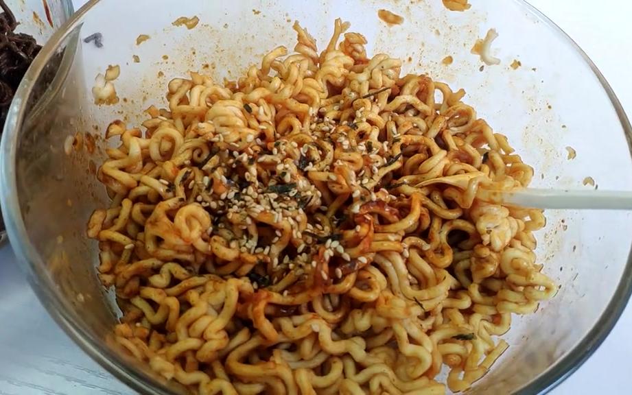 火鸡面pk鬼椒面,快辣哭了