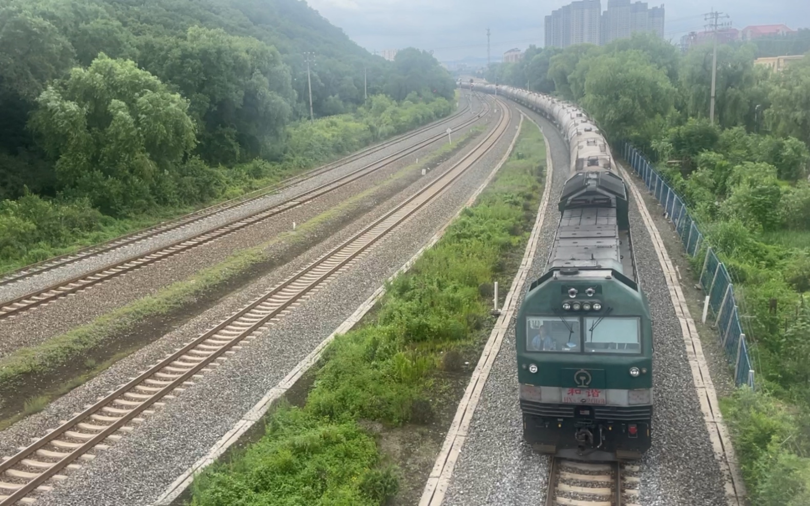 沈局梅段hxn52003双司机室200系内燃机车牵引52辆罐车编组的货物列车