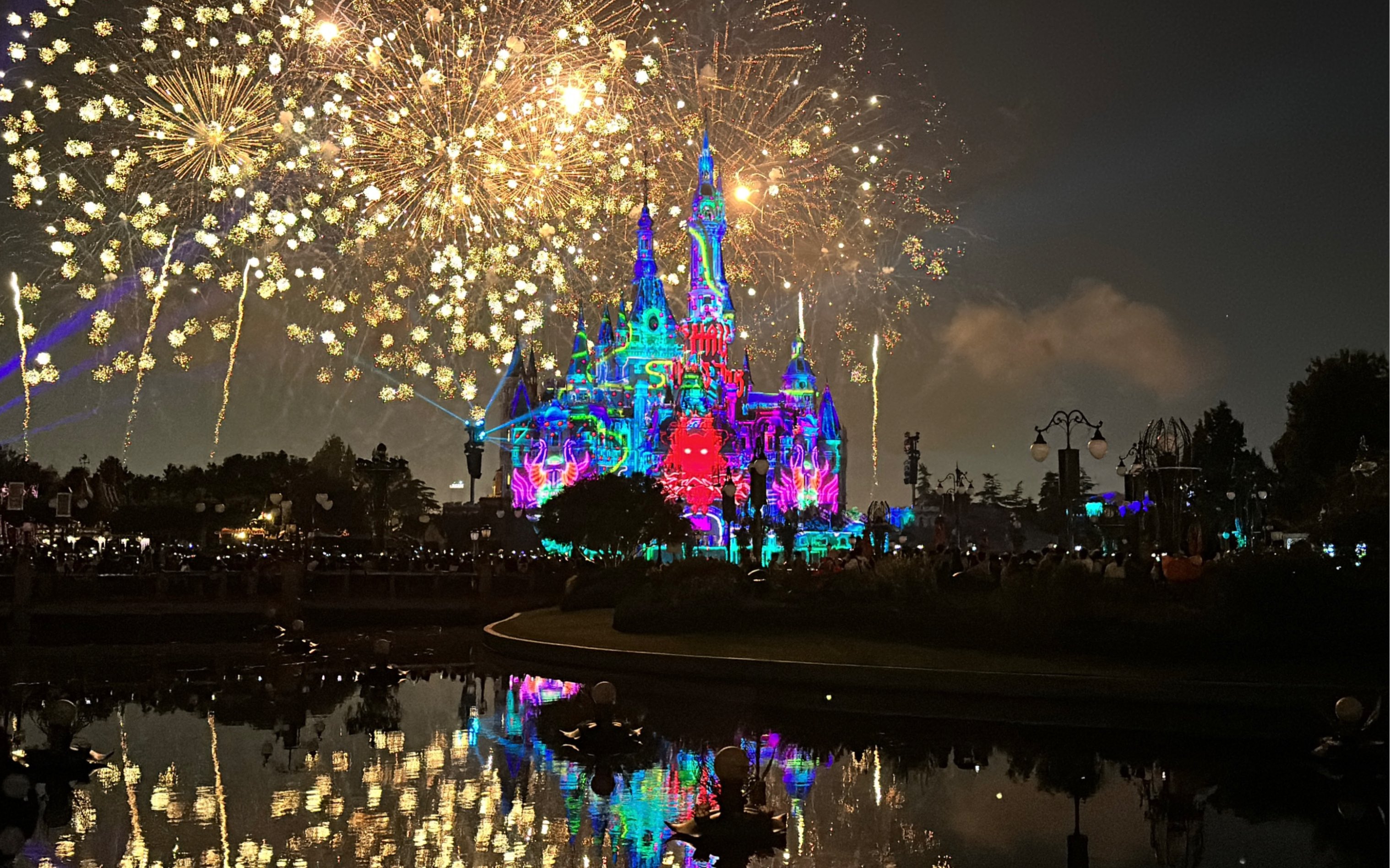 迪士尼万圣特别烟花真的很酷
