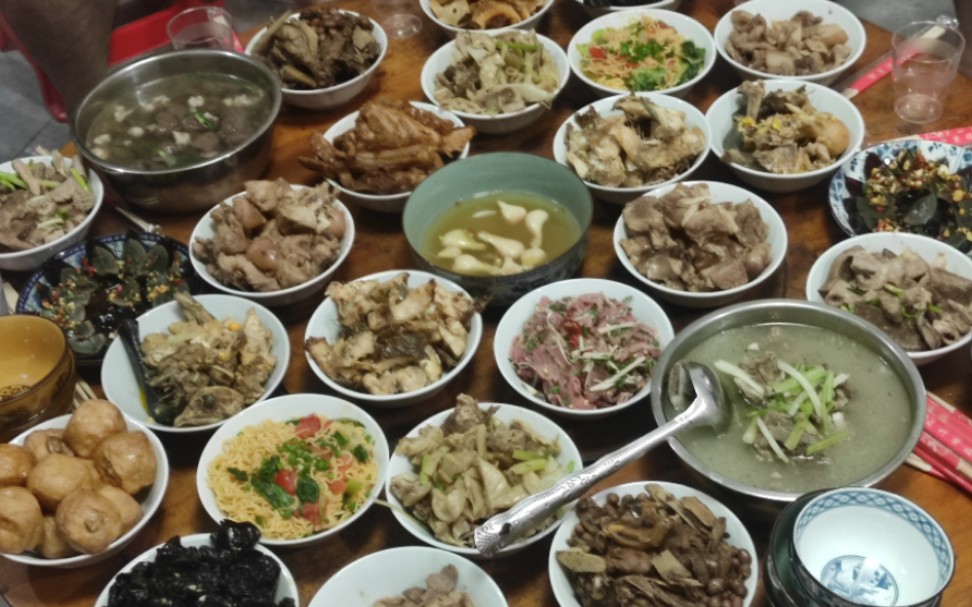 广西农村家庭聚餐