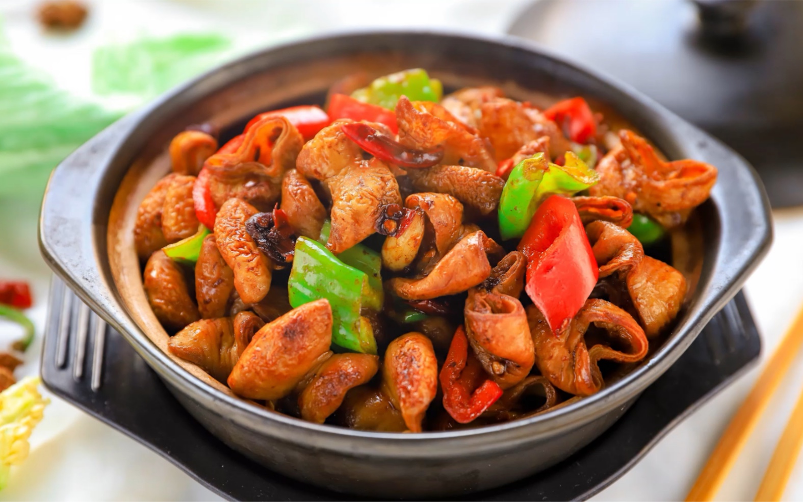 把煮至软糯的肥肠,炒到焦黄,加上麻辣的调味,一锅干煸肥肠就完成啦!