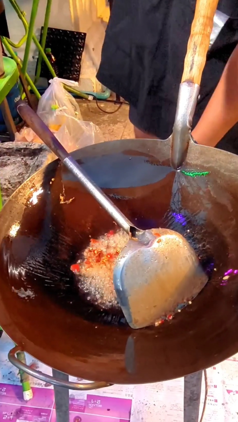 泰国路边摊街头美食泰式路边小炒