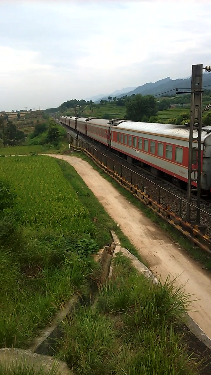 西局安段ss7c牵引客车k261通过阳安线k294公里处