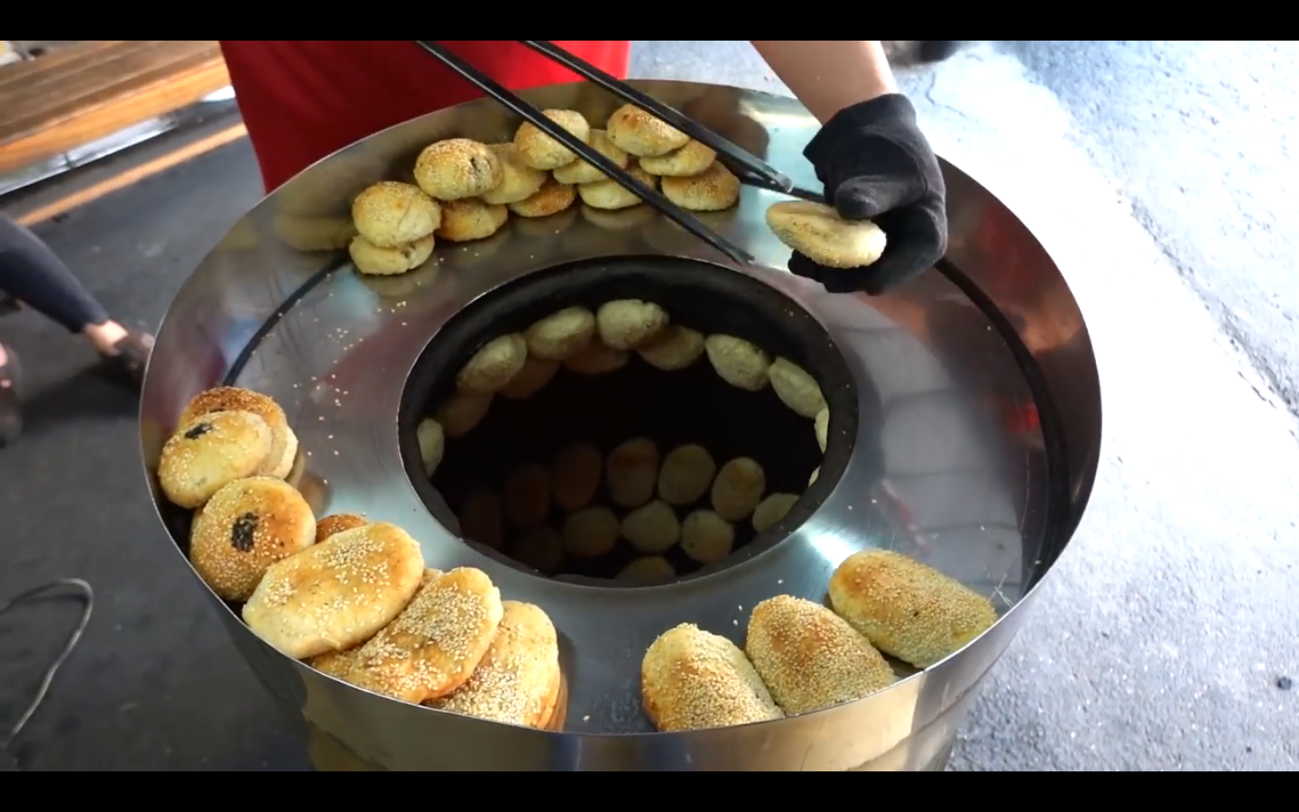 台湾传统糕点师傅制作碳烤烧饼