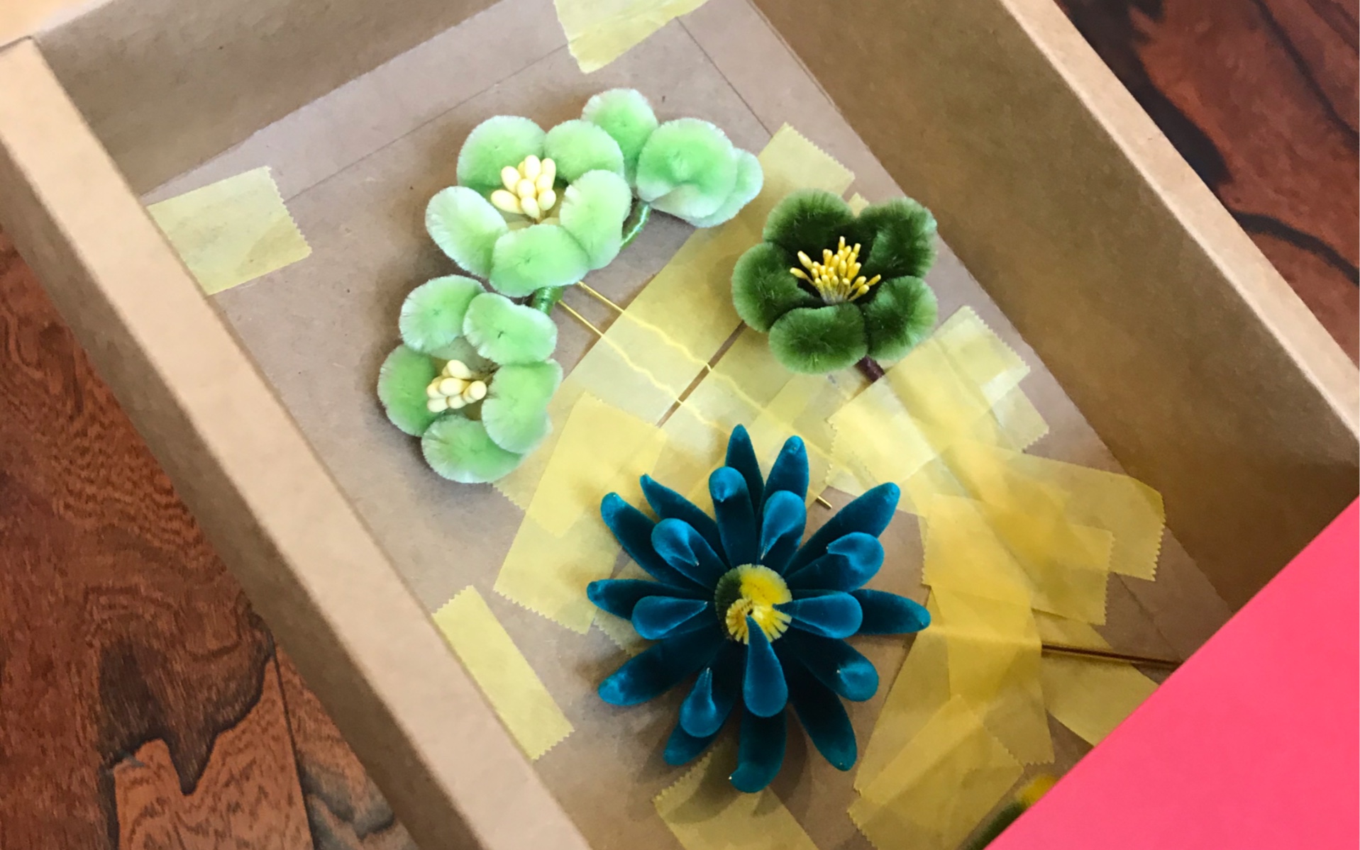 一部分制作绒花的工具主要是剪刀退火铜丝蚕丝