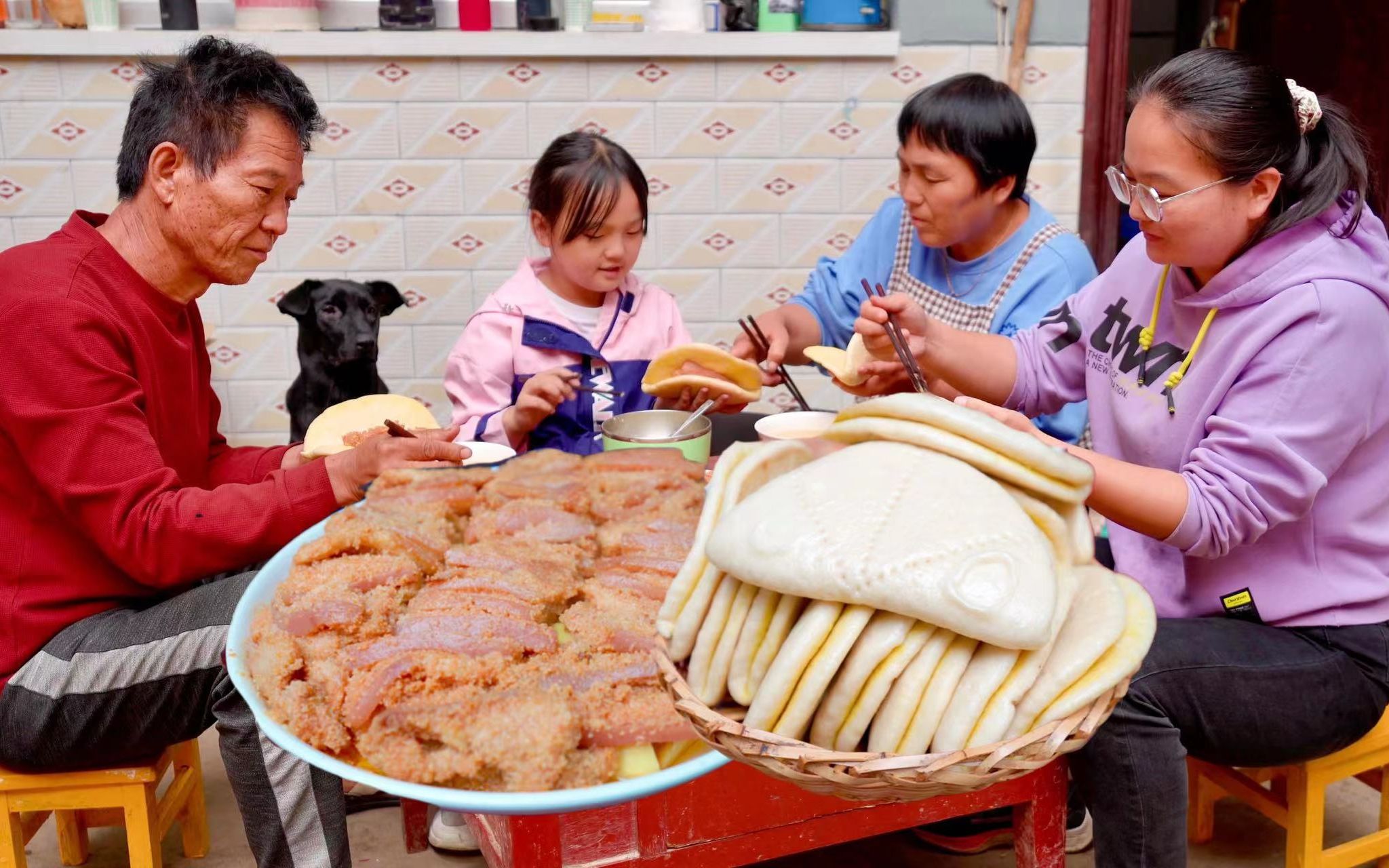 天天奶奶做粉蒸肉夹馍,馍香肉嫩,吃起来美得很哔哩哔哩bilibili