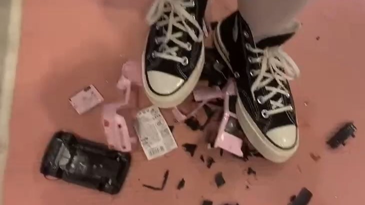 帆布鞋踩的稀碎!