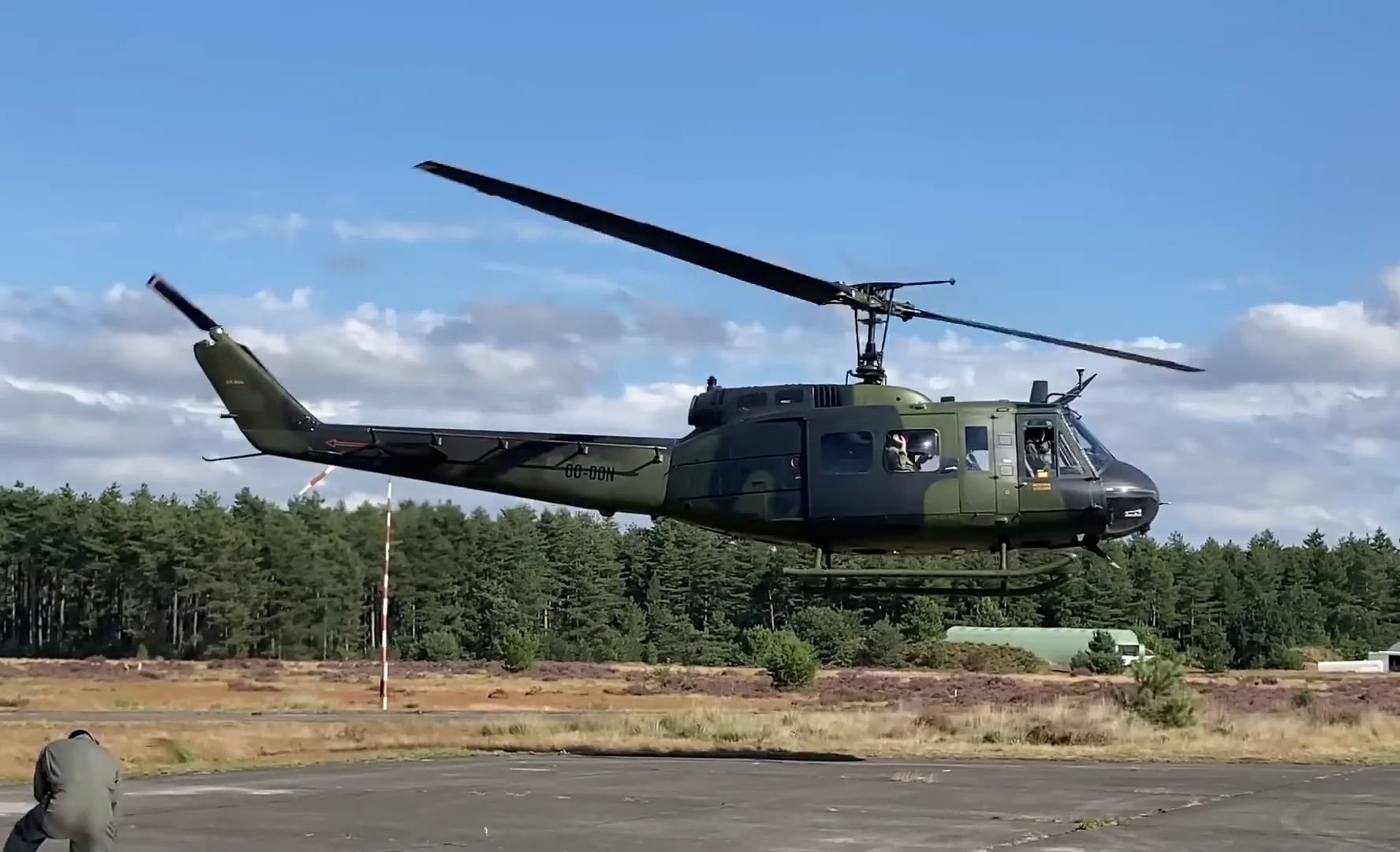 UH-1H型“休伊”运输机图片