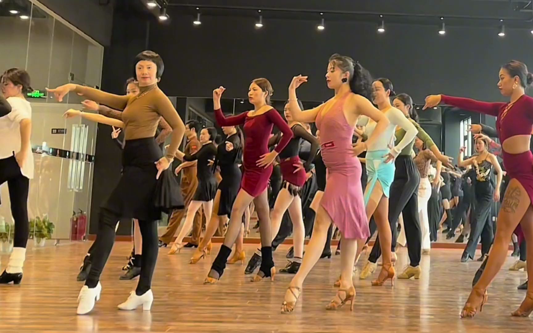 妖娆舞姿,美女演绎柔美浪漫的拉丁舞,赏心悦目