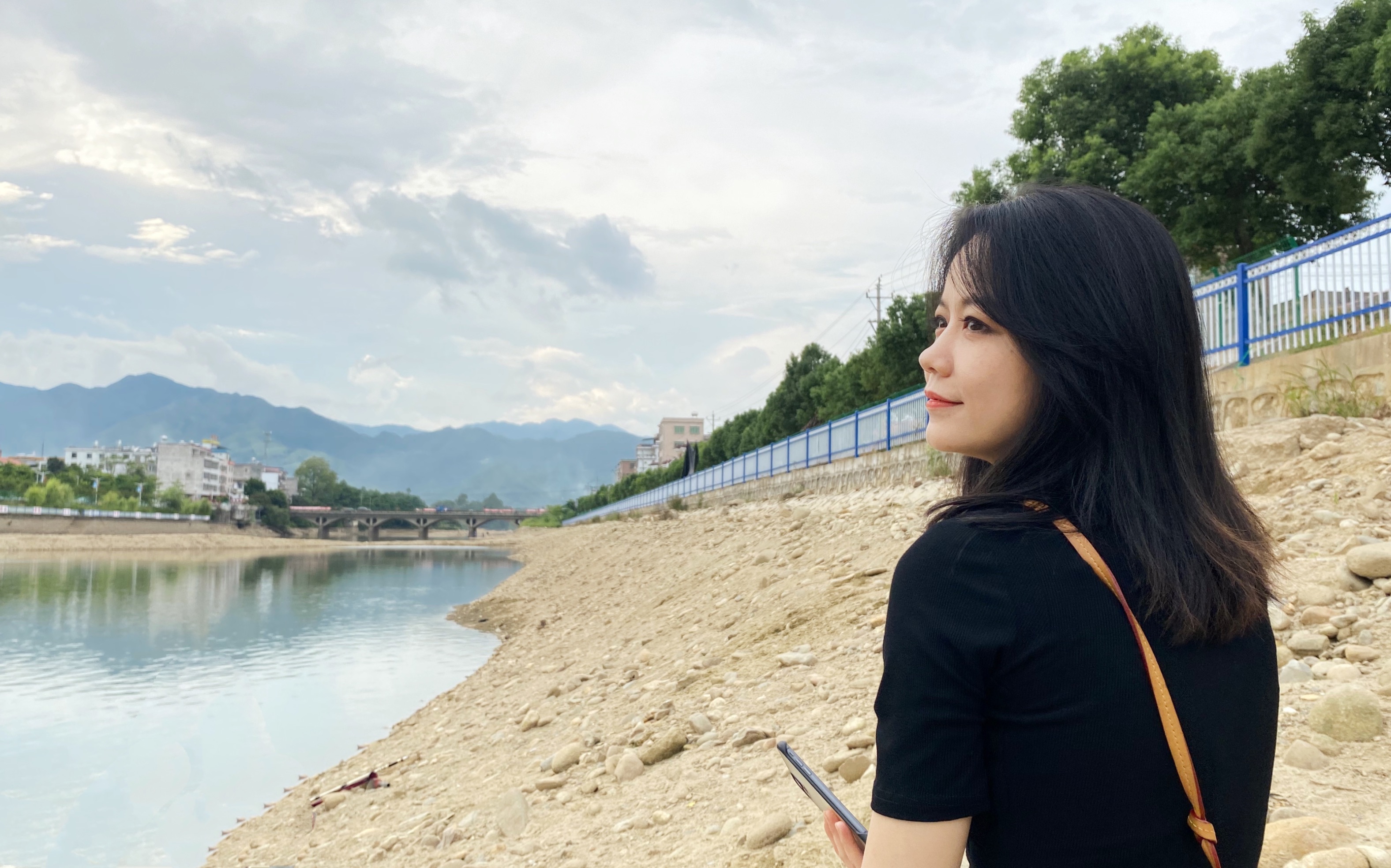 侧脸很像王菲的小姐姐野外河里钓鱼,刚下第一杆,就大声喊起来了!