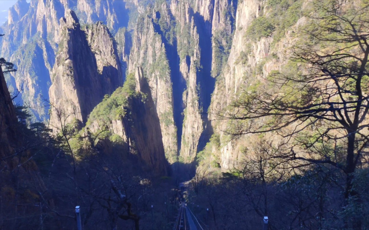 黄山西海大峡谷网红小火车下行(手机满屏画幅)