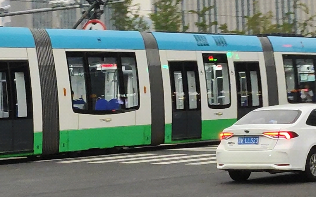 亦庄新城现代有轨电车t1线进出站 通过路口1