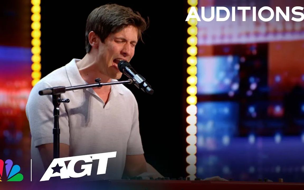 [图]Firefighter Trent Toney sings a heartfelt original for his ex-wife on AGT