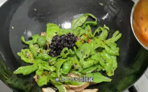 Tải video: 辣椒炒肉这样做真好吃，香辣干香真过瘾，满满一大盘不够吃…