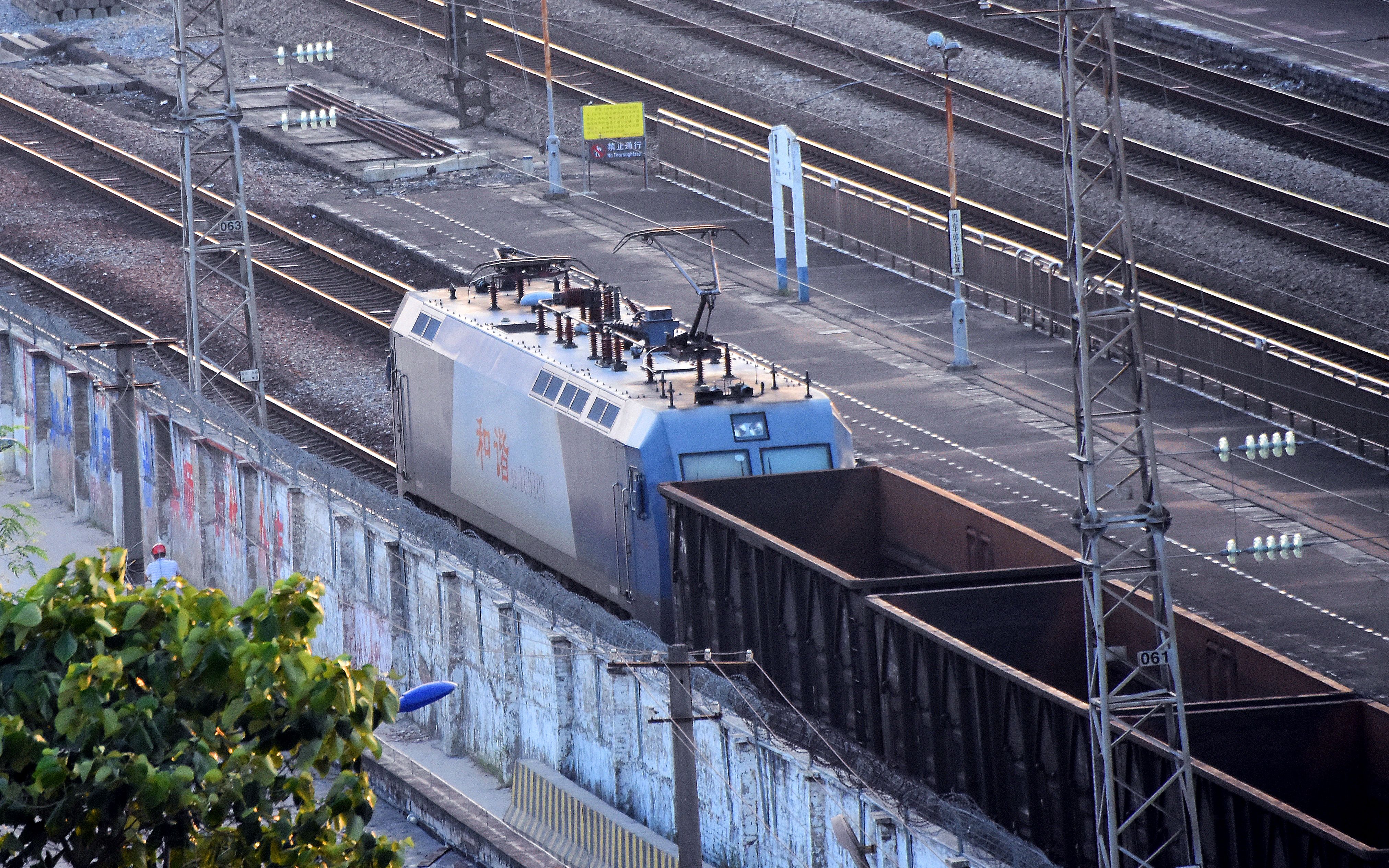 广铁株段 hxd1c电力机车牵引货车 88813京广线源潭站5道发车