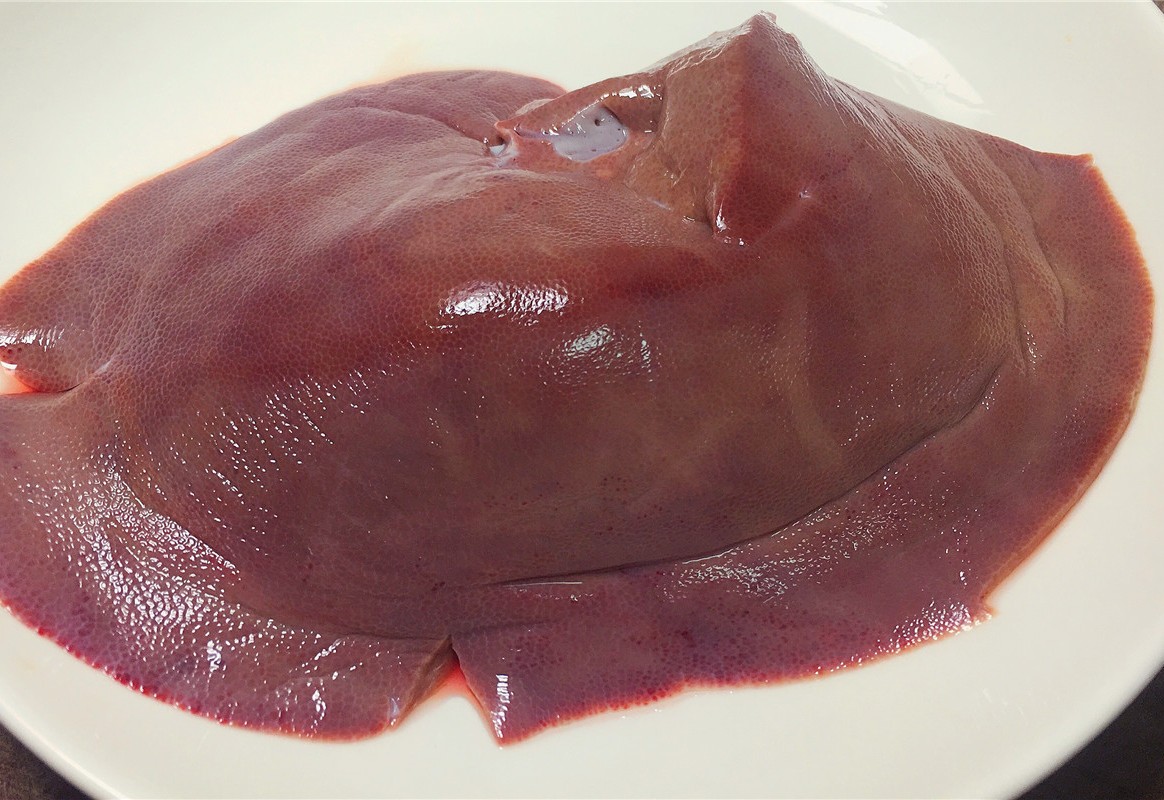 猪肝别再炒来吃,一整块猪肝放进锅里,没想到这么好吃,真香!