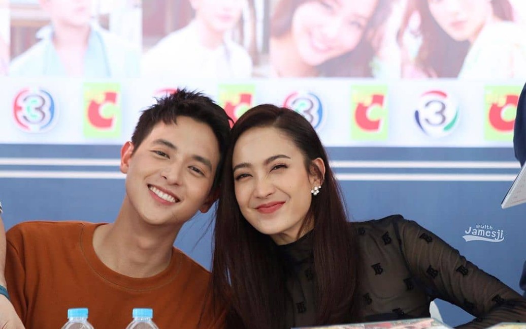 奶酪夫妇jitaew两只小可爱今天一起参加三台台历签售和去年一样_哔哩