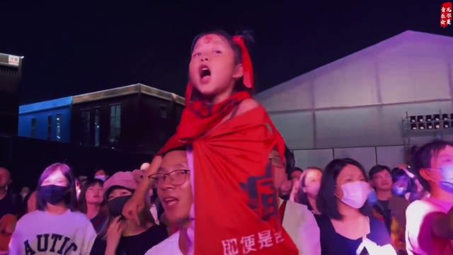 人可能没有听过 但是听过很多版本的 所有喜欢摇滚的姑娘都是萨菲娜