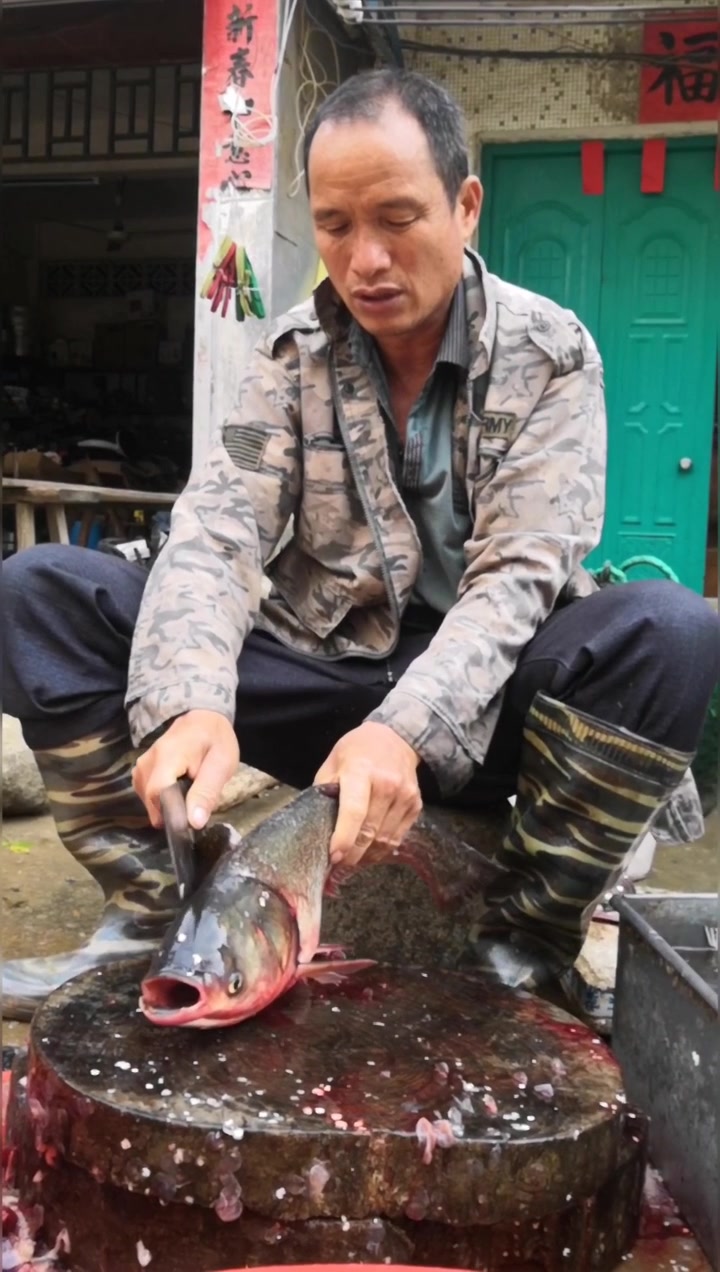 广西卖鱼大叔,行云流水的杀鱼大叔