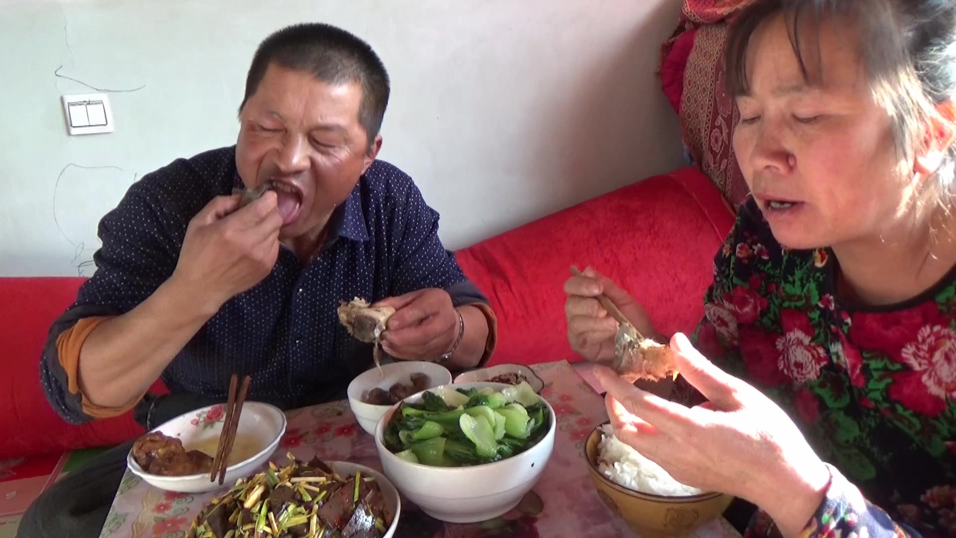 爱吃肉的大黑,面对排骨羊肉竟然谦让?这理由太搞笑了!