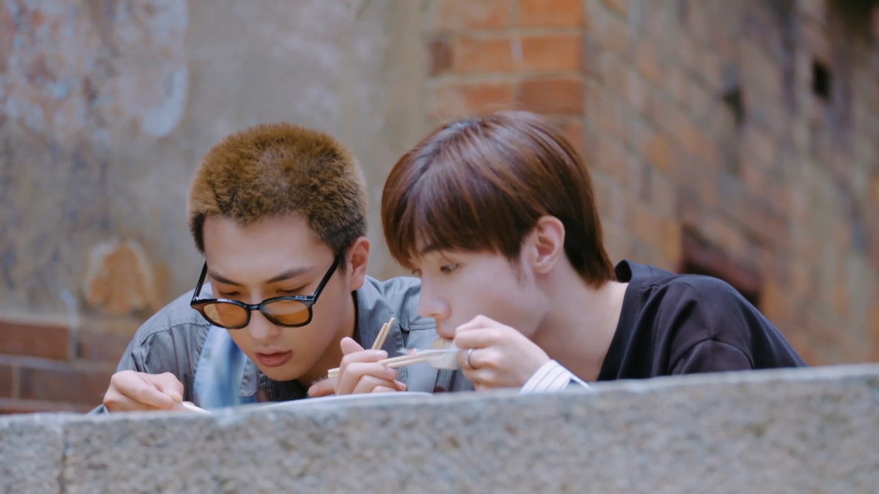 莆田赐粉有多好吃?董岩磊宋继扬蹲着吃直呼太香了,不愧是非遗!