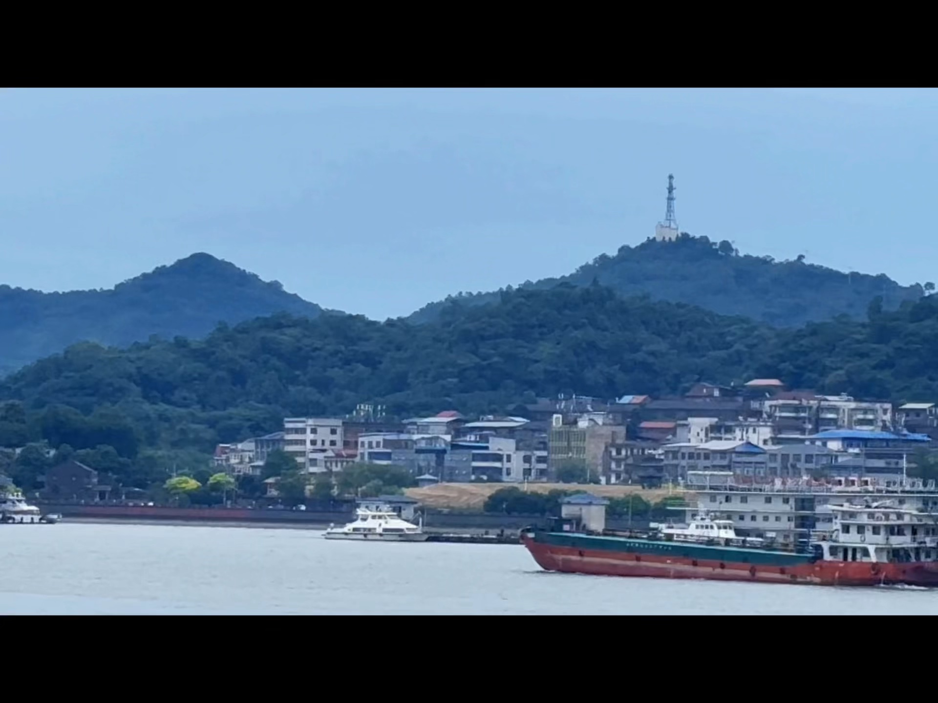 [图]鄱阳湖湖口 ，庐山，毛主席在这写《七律·登庐山》：一山飞峙大江边，跃上葱茏四百旋。冷眼向洋看世界，热风吹雨洒江天。云横九派浮黄鹤，浪下三吴起白烟