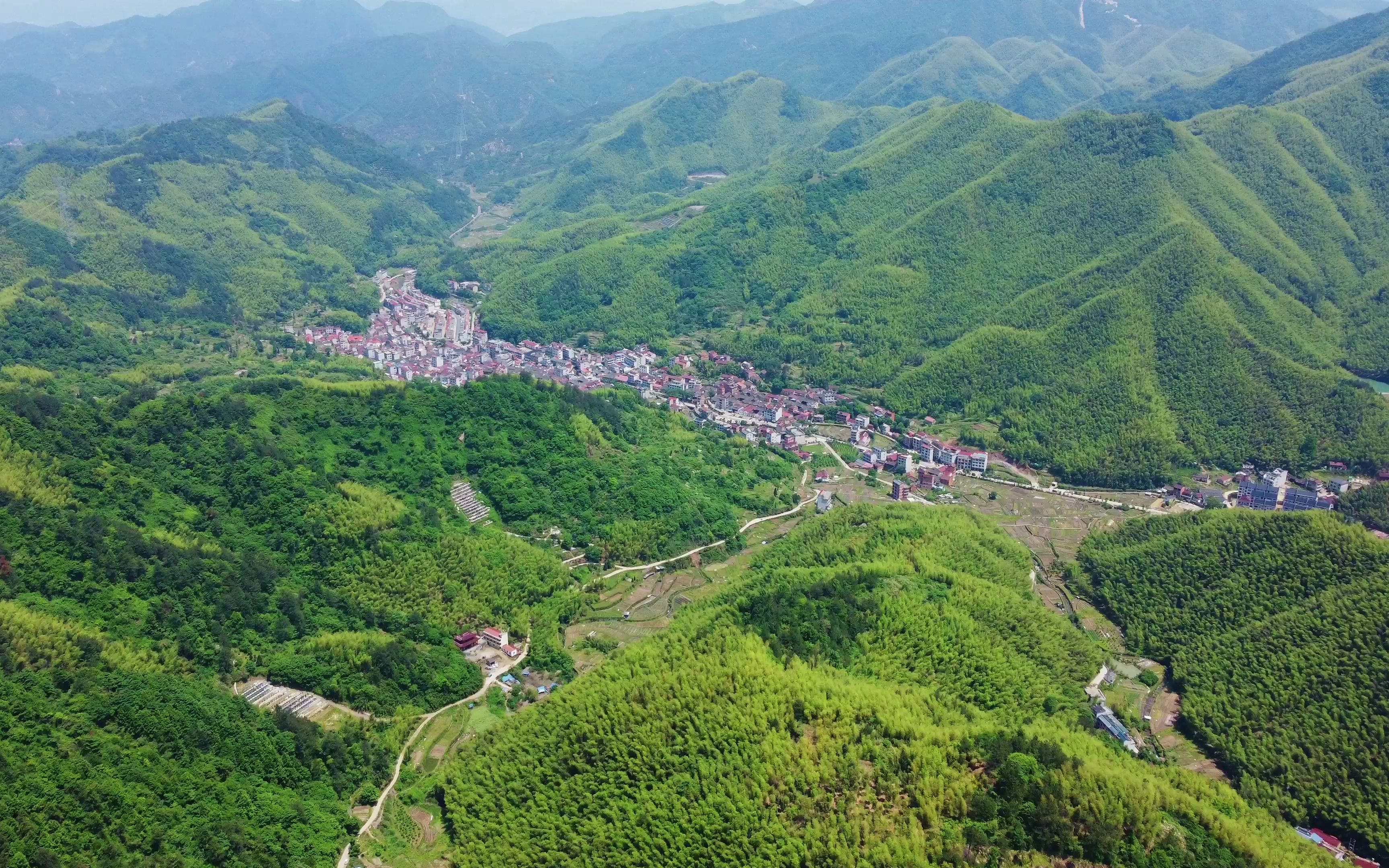航拍大山里的原生态风景,满山都是绿色就是美