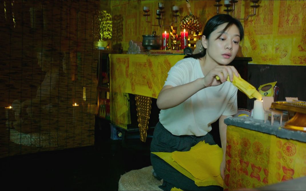 丈夫出车祸去世,妻子寻神婆通灵,却只想问丈夫赔偿款值不值