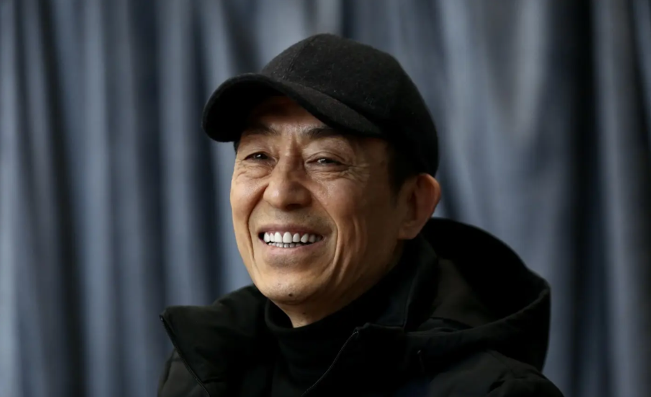 国师张艺谋帐篷内吃饭坐塑料凳十分简朴沈腾张译一脸黢黑