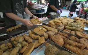 Скачать видео: 【台湾小吃】市场大卖的炸食！各种蔬菜裹着淀粉煎也太香了!