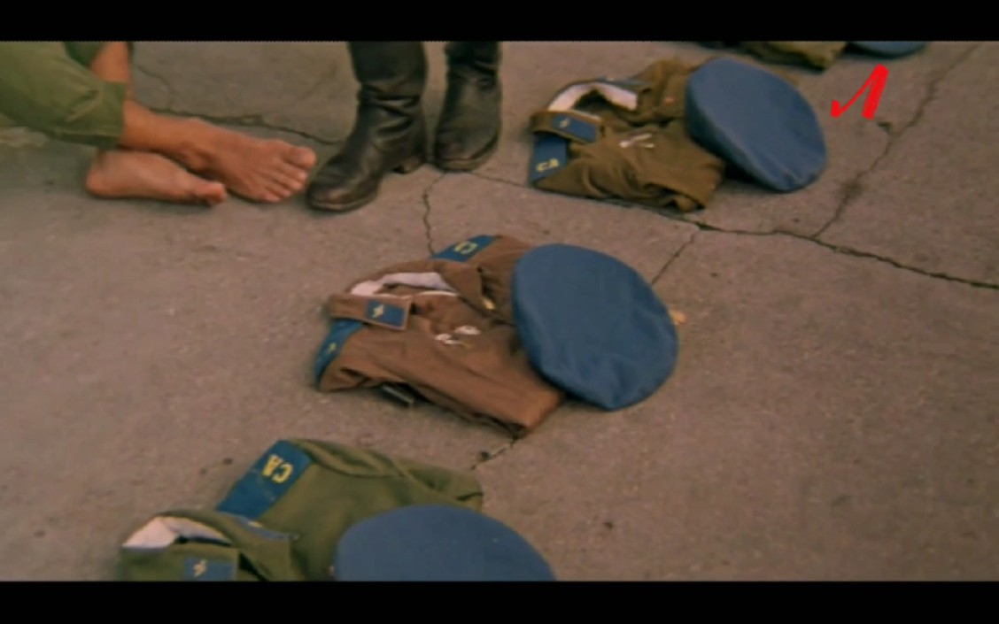 苏军帅哥马靴空降兵脱靴子光脚参加跳伞训练