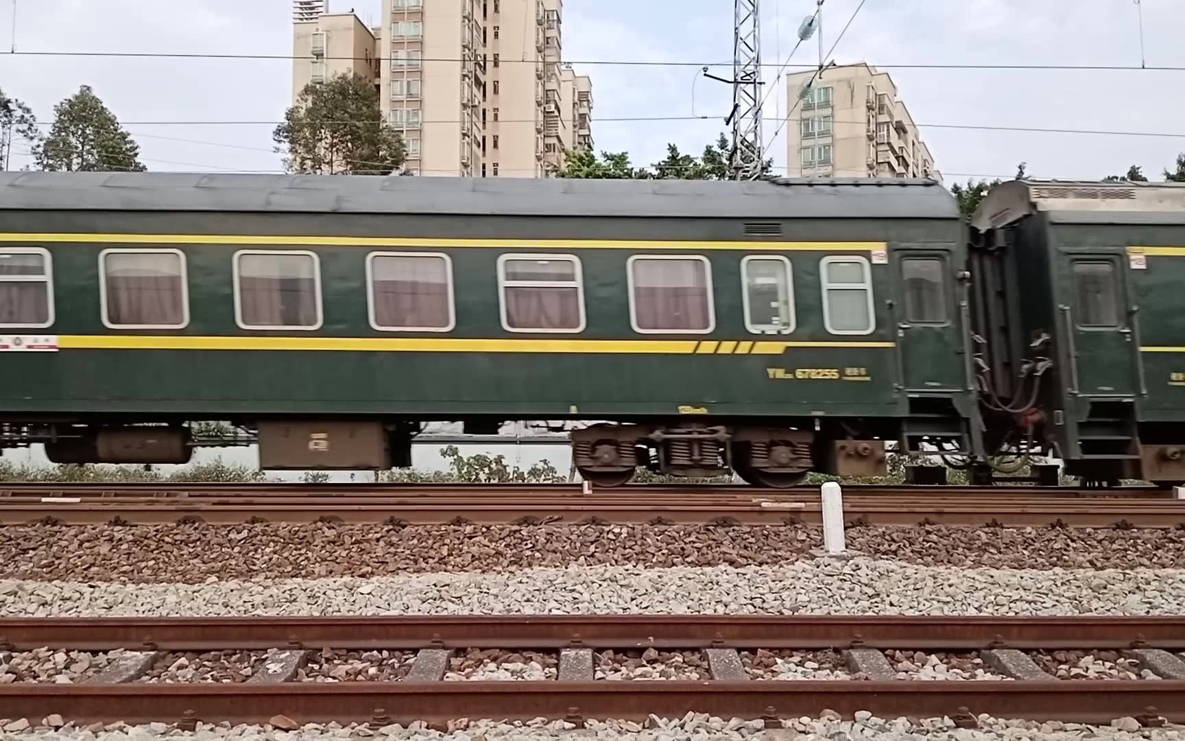 广铁长段的ss8型电力机车牵引k1174次列车从广州北站