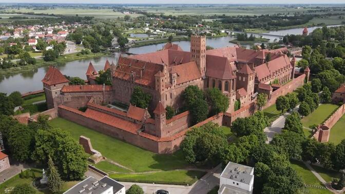 航拍欧洲最大的砖构造建筑物,曾经的条顿骑士团总部