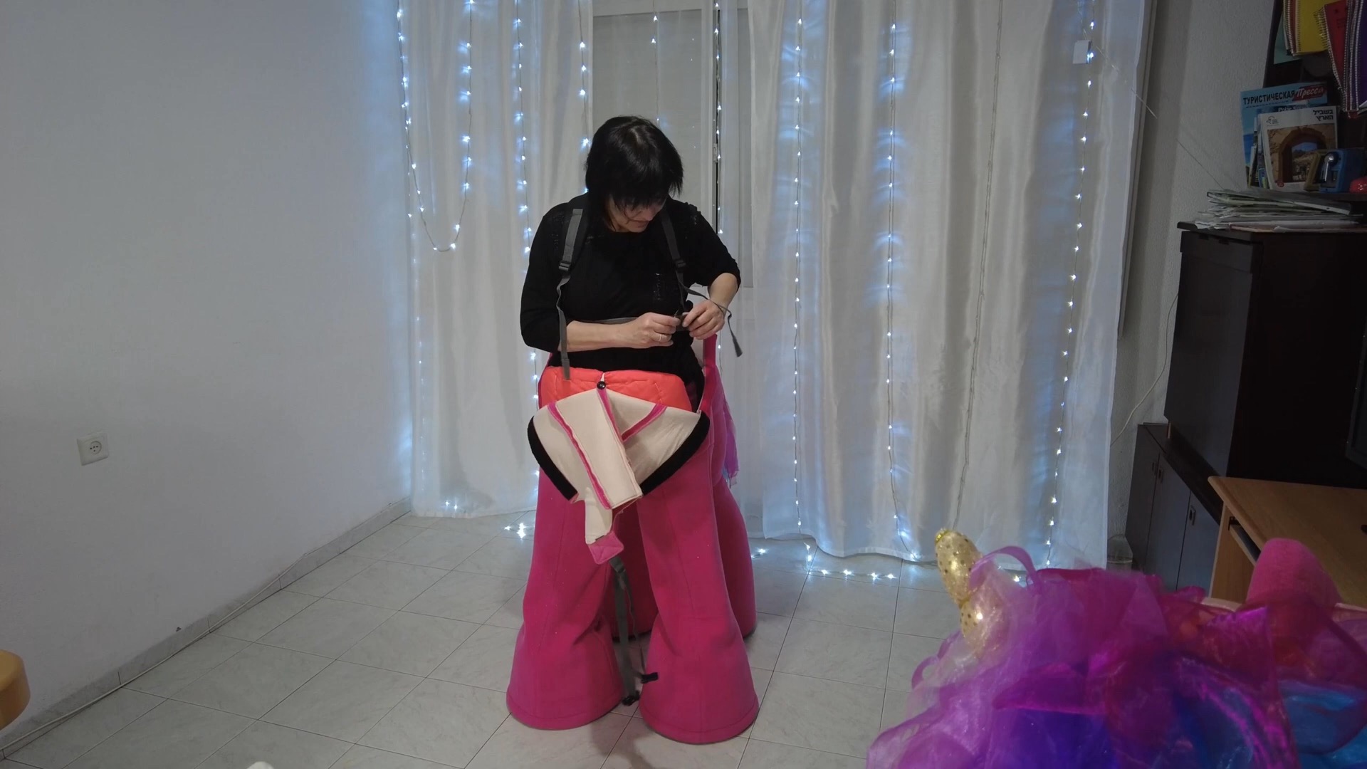 小姐姐穿脱可爱的人偶服四足彩虹小马