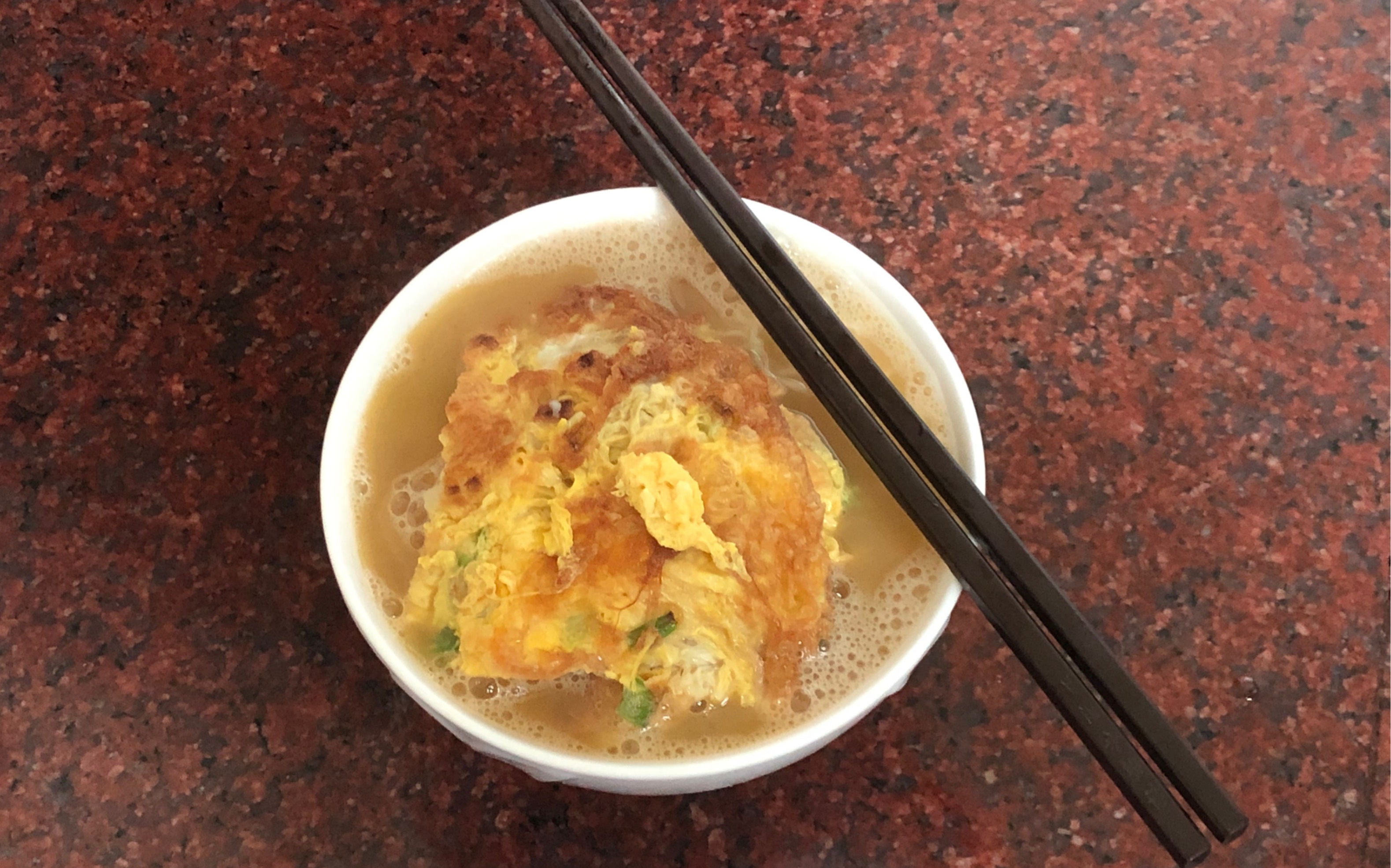 鸡蛋煮面,晚上饿了自己做,健康又卫生