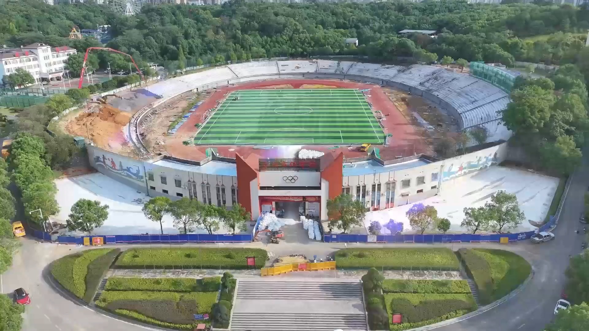 听说,永州为了"湘超"把公交车座椅,高铁站显示屏用来改建体育场,50天