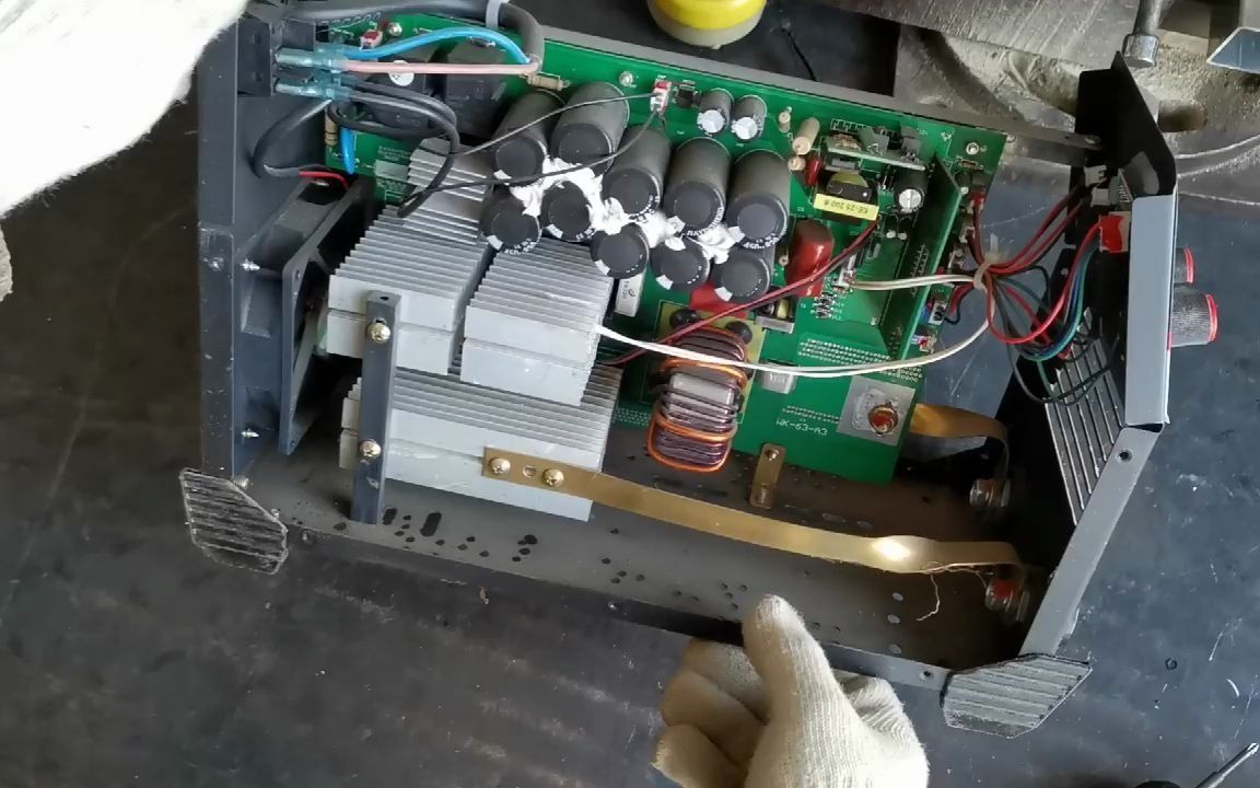 修了一台单板焊机!主板烧了一片,这情况必须跟客户协商好再修