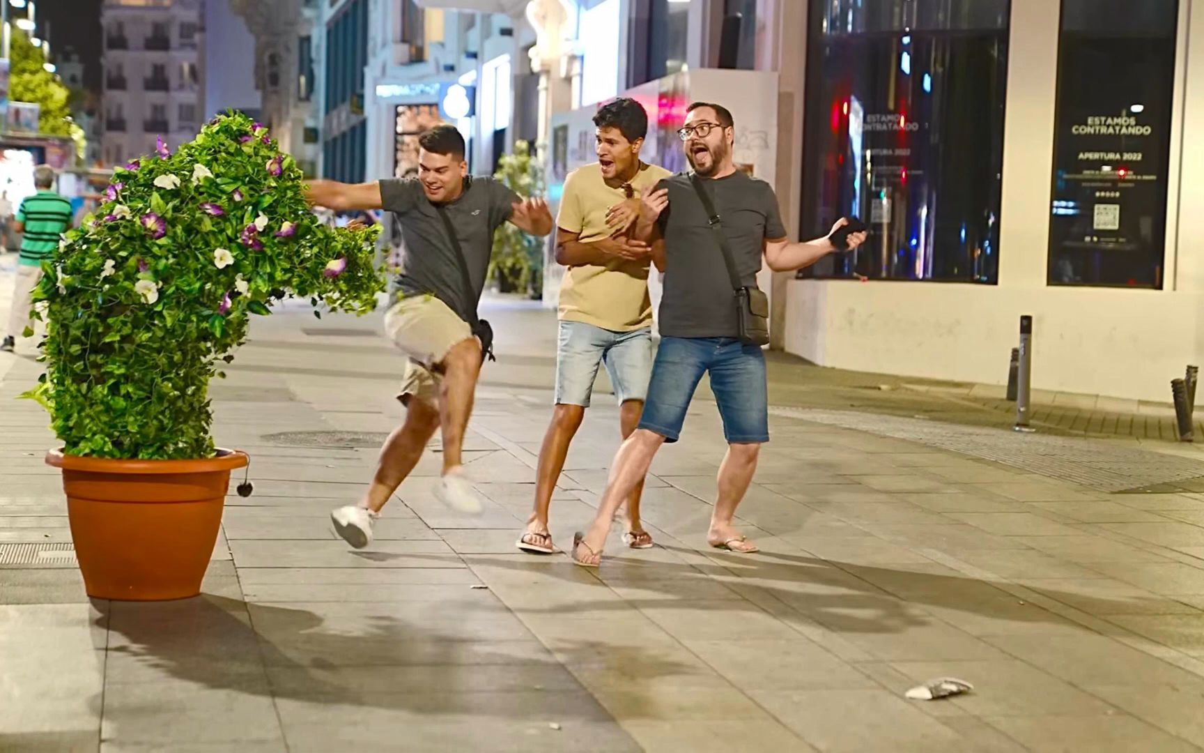 三倍快乐的肥宅树人恶作剧马德里街头的恐慌