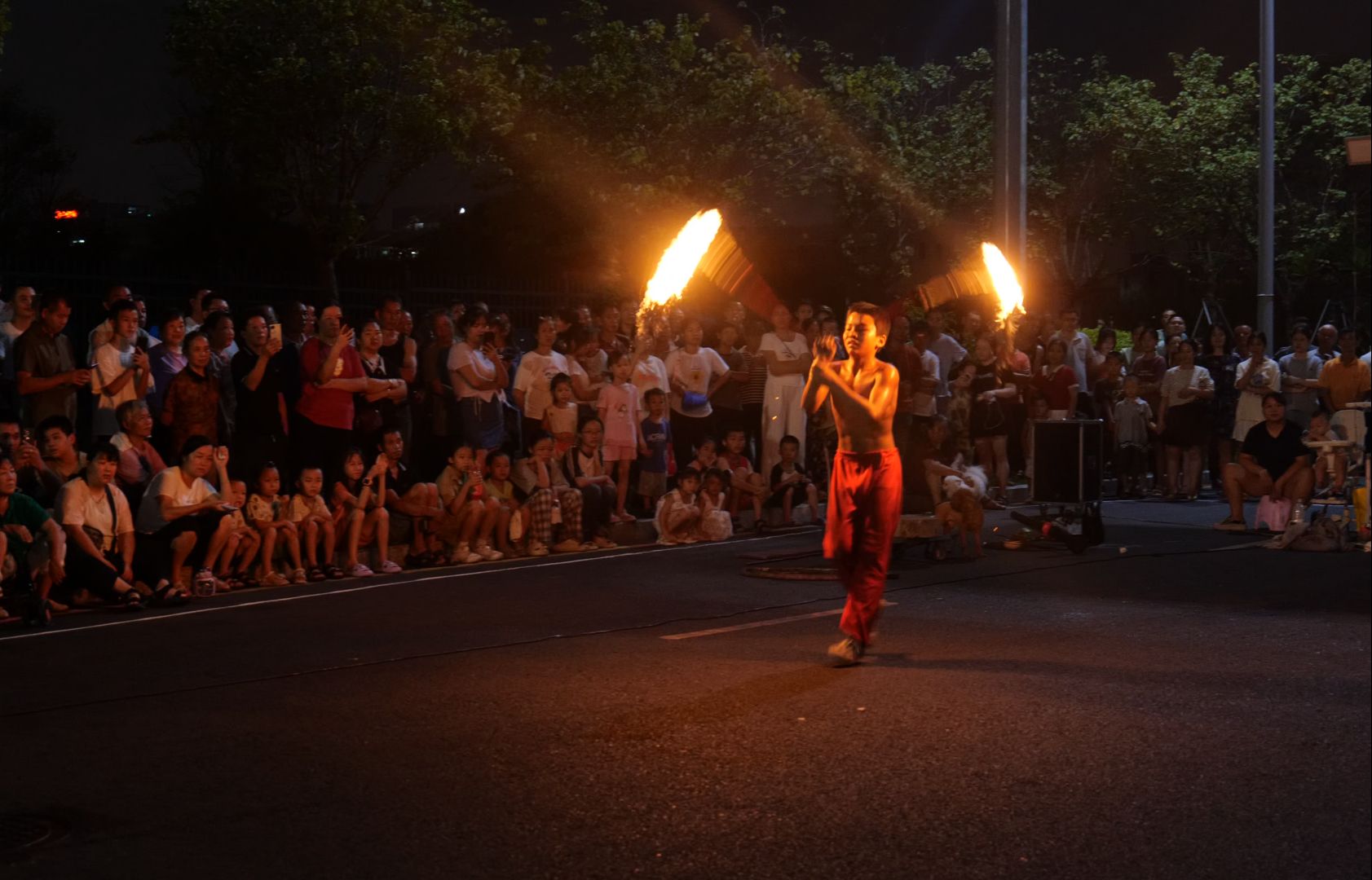 小伙街头杂技表演,火流星!