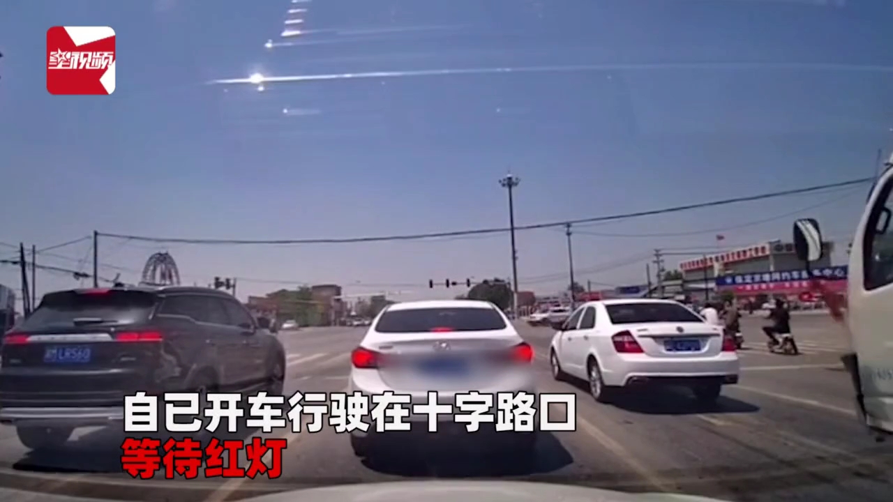 [图]十字路口遇奇葩小车，绿灯停红灯行，神操作看懵后车