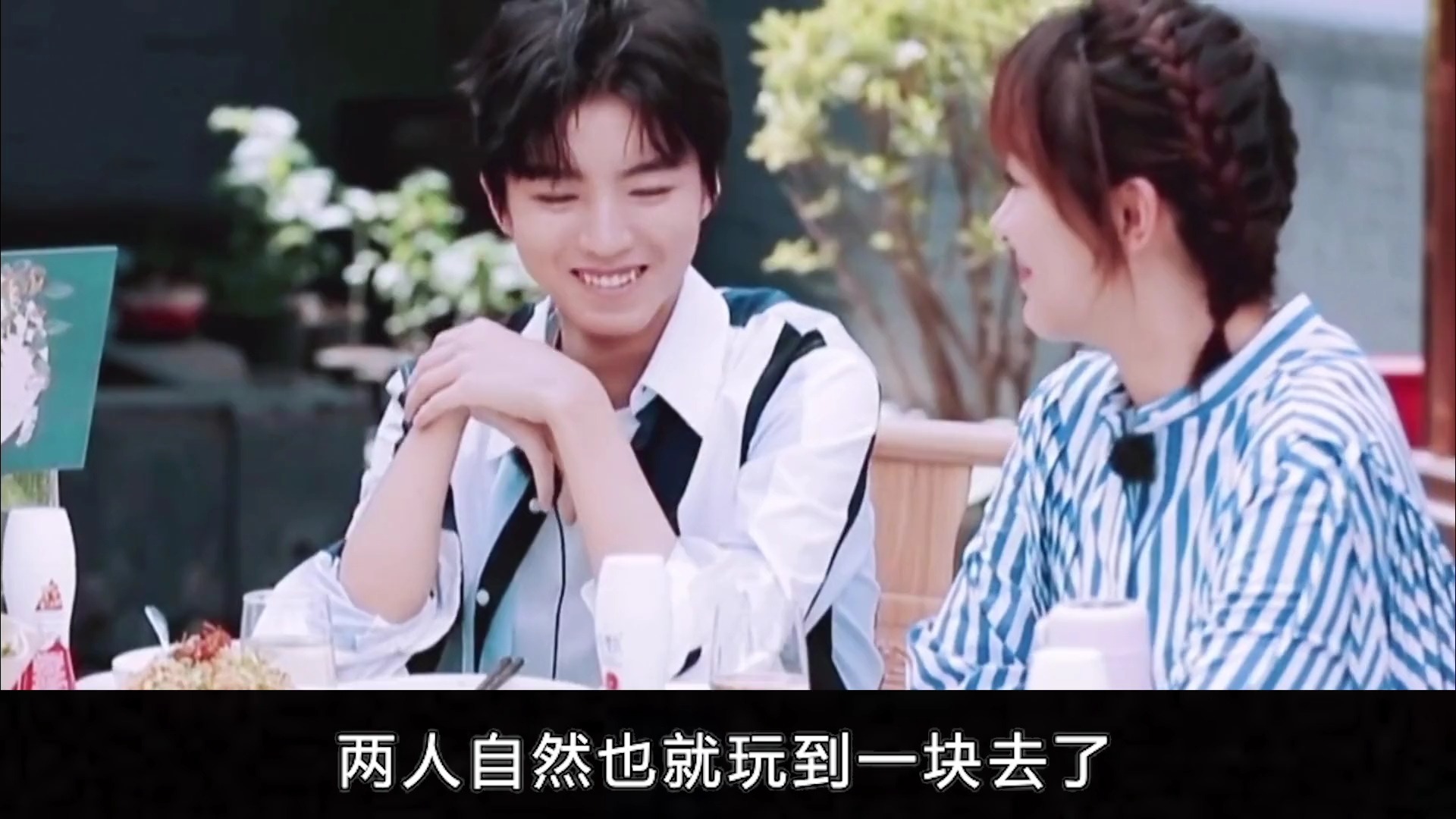 王俊凯喂杨紫吃排骨,有谁注意到杨紫下意识的反应,太真实了!