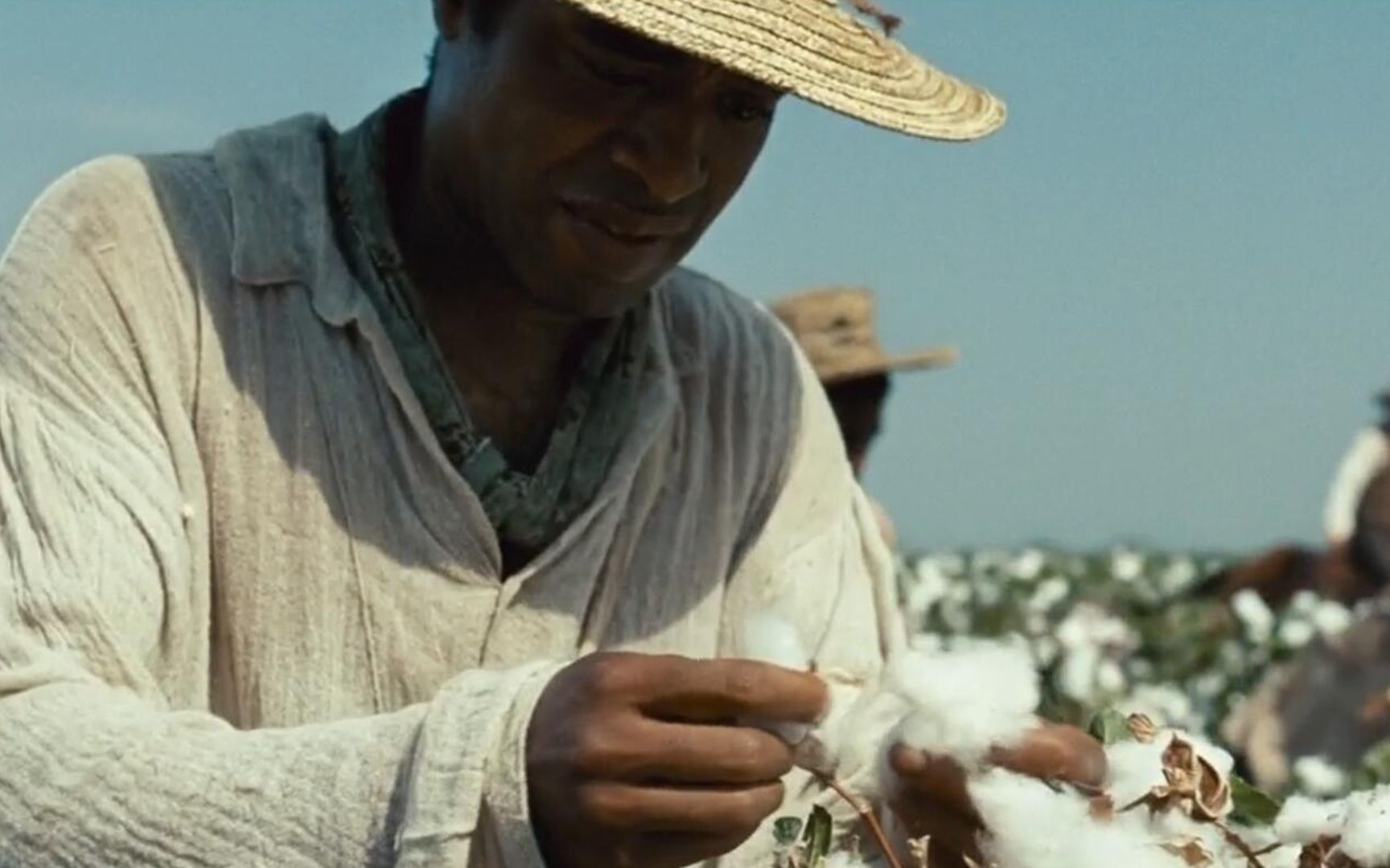 影视一位杰出美国黑人音乐家被拐卖后成为摘棉花的非法劳工